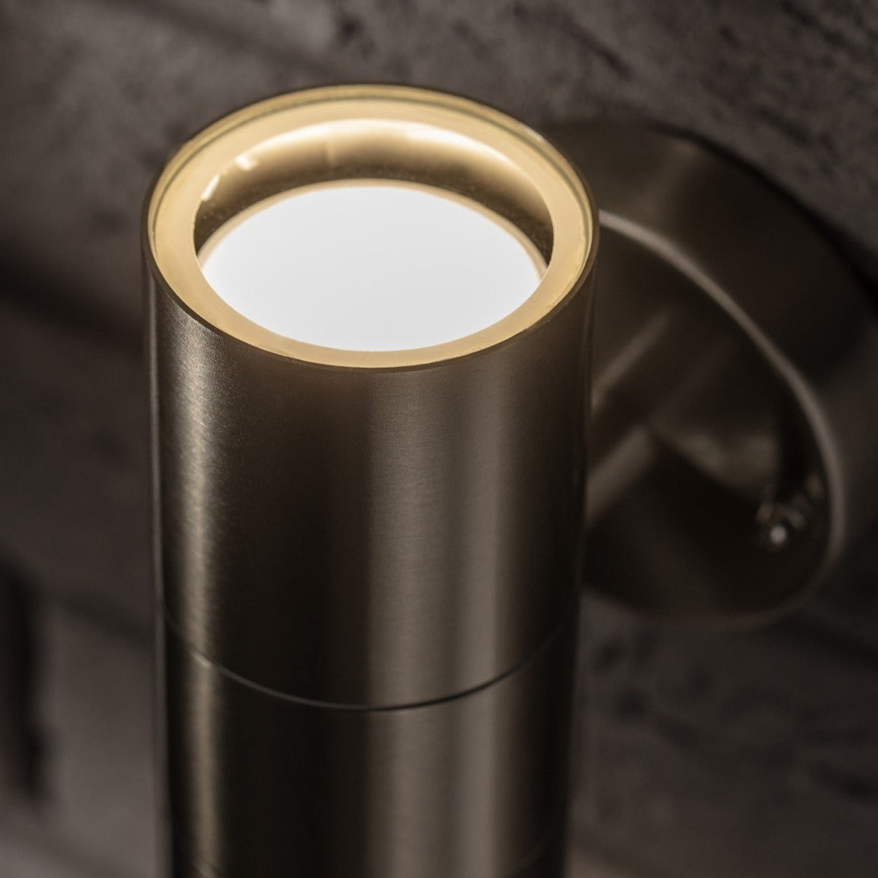 The modern Alesha wall lamp is distinguished by its unique design and the highest quality of workmanship. It has an IP65 rating, which ensures that the lamp will work safely in rain and dust. This lamp is ideal for lighting the front door, terrace, garden or garage. 