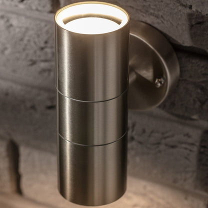 The modern Alesha wall lamp is distinguished by its unique design and the highest quality of workmanship. It has an IP65 rating, which ensures that the lamp will work safely in rain and dust. This lamp is ideal for lighting the front door, terrace, garden or garage. 