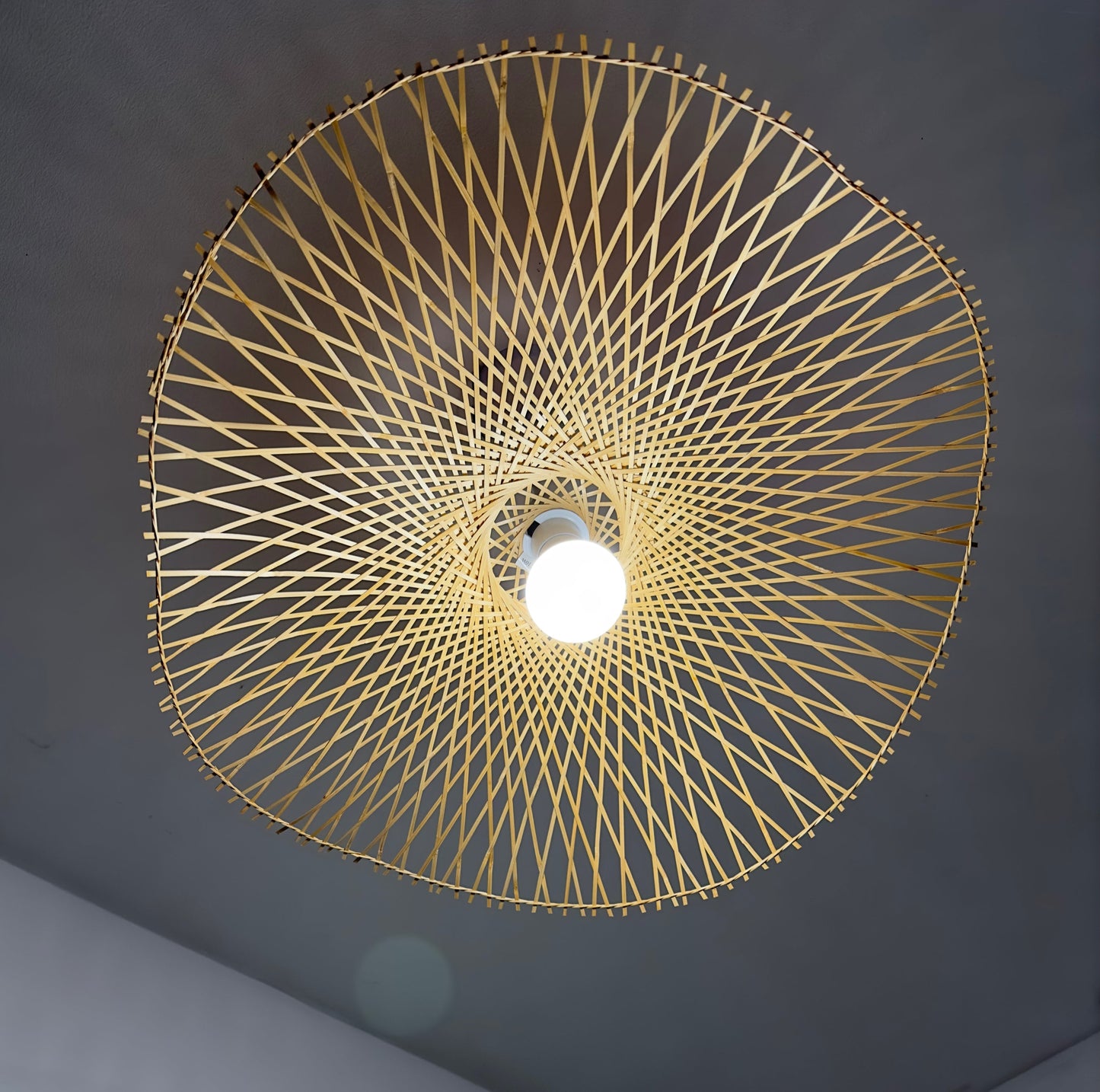 Ceiling lamps usually show personality and character in rooms. If you are looking to add a natural and fresh touch to your room, our Tulum Bamboo Ceiling Lamp is the ideal complement. Tulum presents an elegant and original design in a natural style with a lampshade made of bamboo, a material that is increasingly used in homes, integrating the eco-friendly philosophy