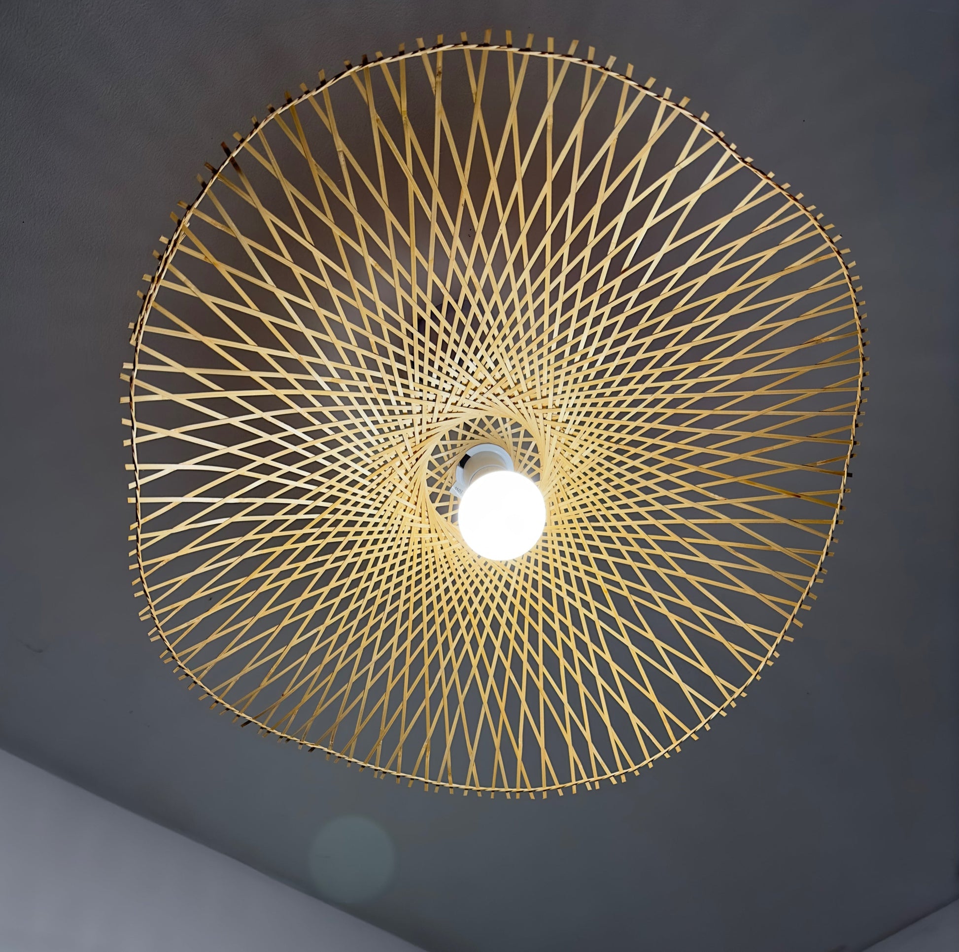 Ceiling lamps usually show personality and character in rooms. If you are looking to add a natural and fresh touch to your room, our Tulum Bamboo Ceiling Lamp is the ideal complement. Tulum presents an elegant and original design in a natural style with a lampshade made of bamboo, a material that is increasingly used in homes, integrating the eco-friendly philosophy