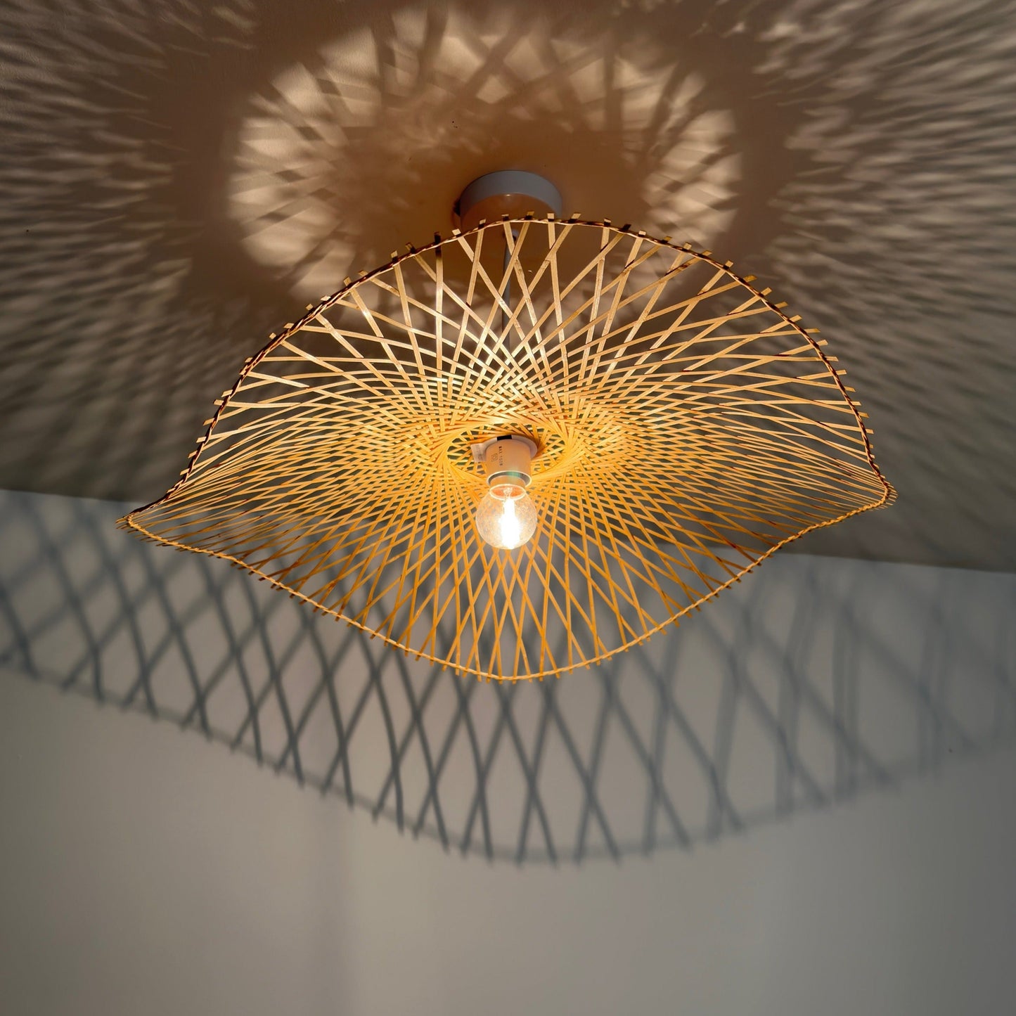Ceiling lamps usually show personality and character in rooms. If you are looking to add a natural and fresh touch to your room, our Tulum Bamboo Ceiling Lamp is the ideal complement. Tulum presents an elegant and original design in a natural style with a lampshade made of bamboo, a material that is increasingly used in homes, integrating the eco-friendly philosophy