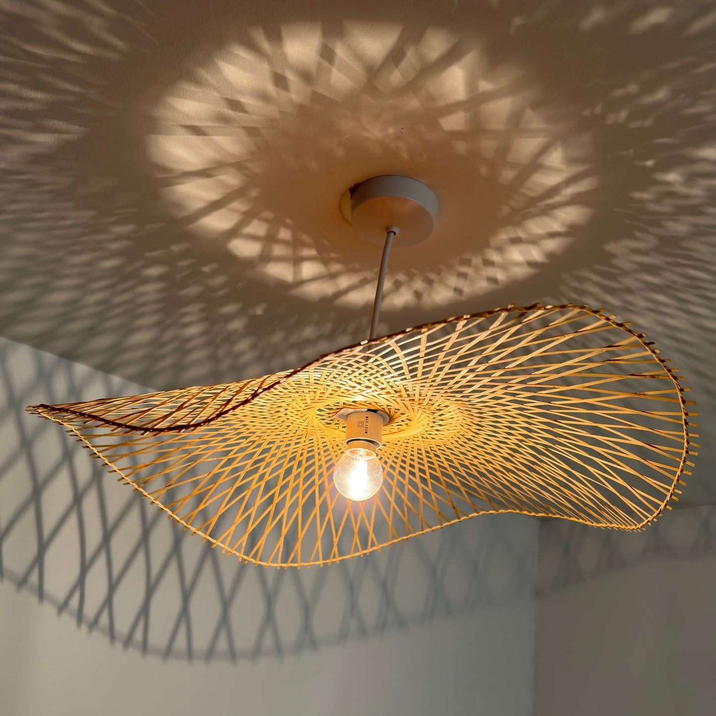 Ceiling lamps usually show personality and character in rooms. If you are looking to add a natural and fresh touch to your room, our Tulum Bamboo Ceiling Lamp is the ideal complement. Tulum presents an elegant and original design in a natural style with a lampshade made of bamboo, a material that is increasingly used in homes, integrating the eco-friendly philosophy