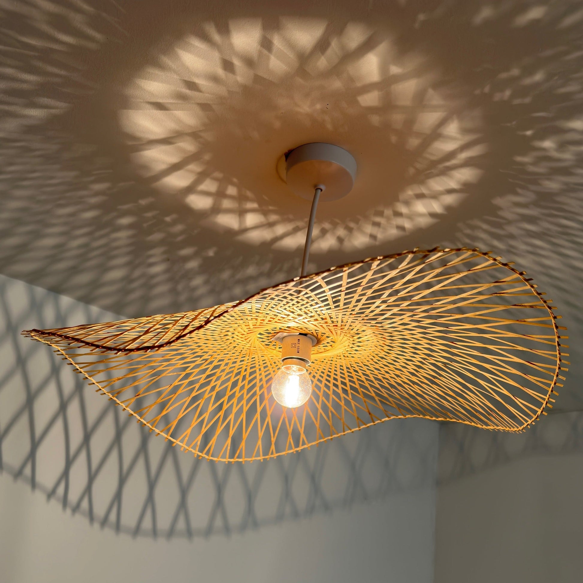 Ceiling lamps usually show personality and character in rooms. If you are looking to add a natural and fresh touch to your room, our Tulum Bamboo Ceiling Lamp is the ideal complement. Tulum presents an elegant and original design in a natural style with a lampshade made of bamboo, a material that is increasingly used in homes, integrating the eco-friendly philosophy