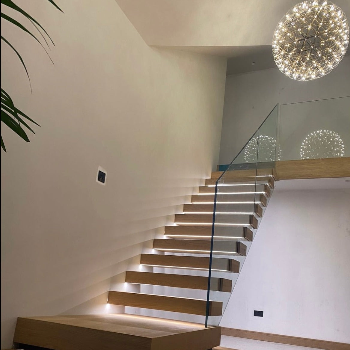 This LED starburst sparkle pendant light will create a talking point in any space and can be placed together with the other size starburst lights to create something truly spectacular