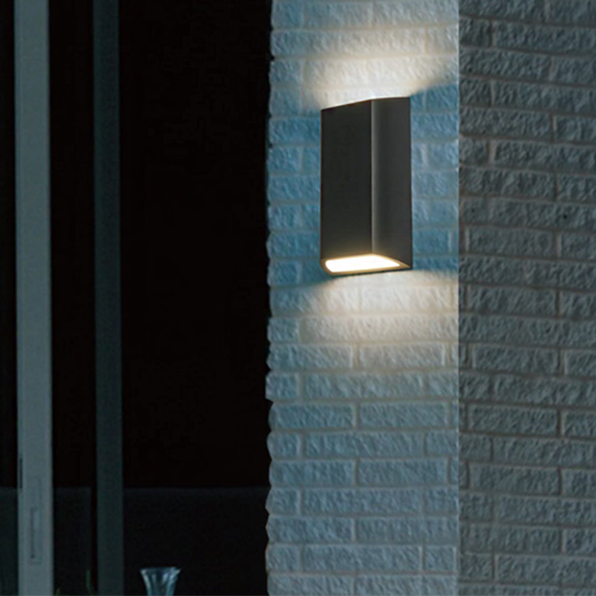 Come explore our premium-quality WILMA dark grey rectangular wall light by CGC! This outdoor wall light provides a double-sided lighting system, with a rectangular shape made of polycarbonate body, making it weather and rust-proof with opal diffusers.