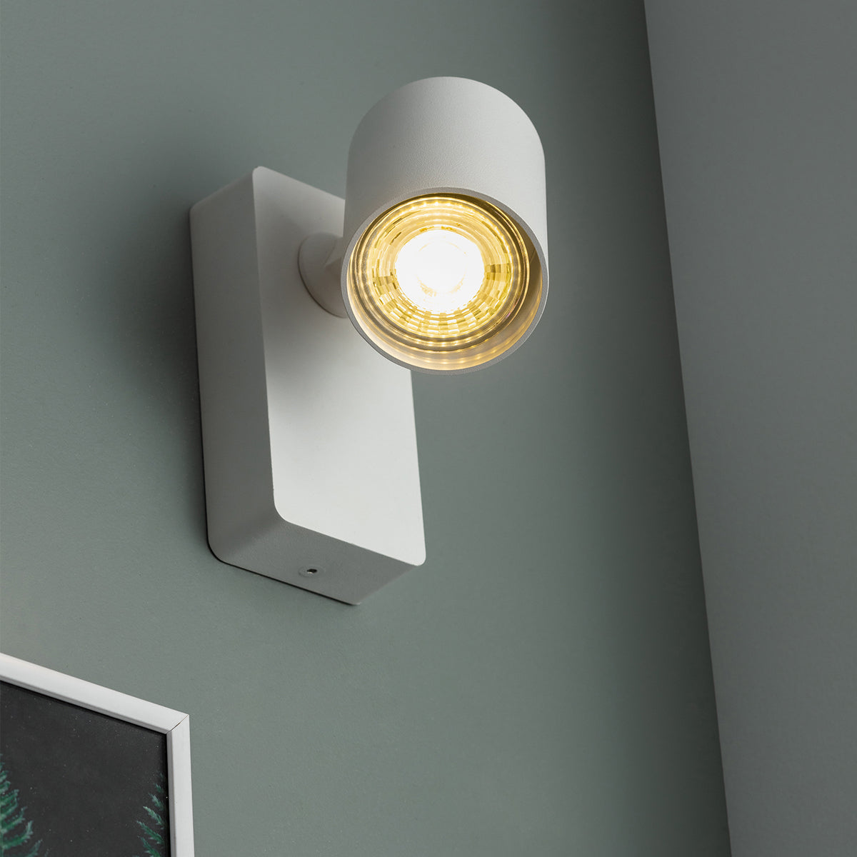 The white Nell lamp consists of a cylindrical spotlight, which can be tilted and adjusted on its own axis. The spotlight is attached to a rectangular bracket, which makes it equally suitable for mounting on walls and ceilings. Made of an aluminium body and powder coated white, the lamp with its simple design fits well into different spaces. 