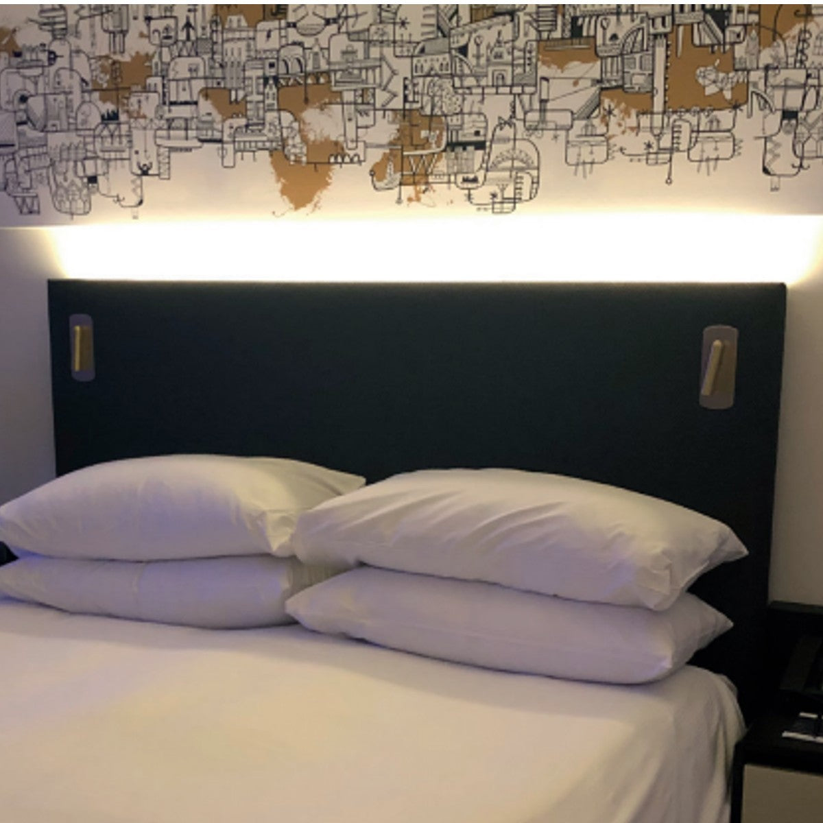 The white Jones lamp consists of a cylindrical light, which can be tilted and adjusted on its own axis. The lamp base has a on/off switch making it ideal for a bedside reading lamp. It also has a Halo edge which can be turned on to create a glow. Made of an aluminium body and coated white, the lamp with its simple design fits well into different spaces. Whether functional office or cosy home - the timeless lamp is an perfect for many types of use.