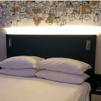 The white Jones lamp consists of a cylindrical light, which can be tilted and adjusted on its own axis. The lamp base has a on/off switch making it ideal for a bedside reading lamp. It also has a Halo edge which can be turned on to create a glow. Made of an aluminium body and coated white, the lamp with its simple design fits well into different spaces. Whether functional office or cosy home - the timeless lamp is an perfect for many types of use.