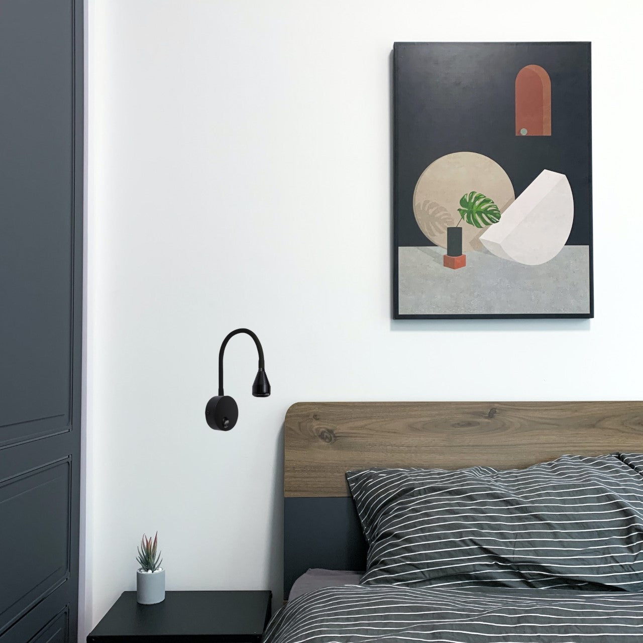 The black Stoney lamp consists of flexible light which can be tilted and adjusted on its own axis. The lamp base has a on/off switch making it ideal for a bedside reading lamp. Made of an aluminium body and powder coated black, the lamp with its simple design fits well into different spaces. Whether functional office or cosy home - the timeless lamp is  perfect for many types of use.