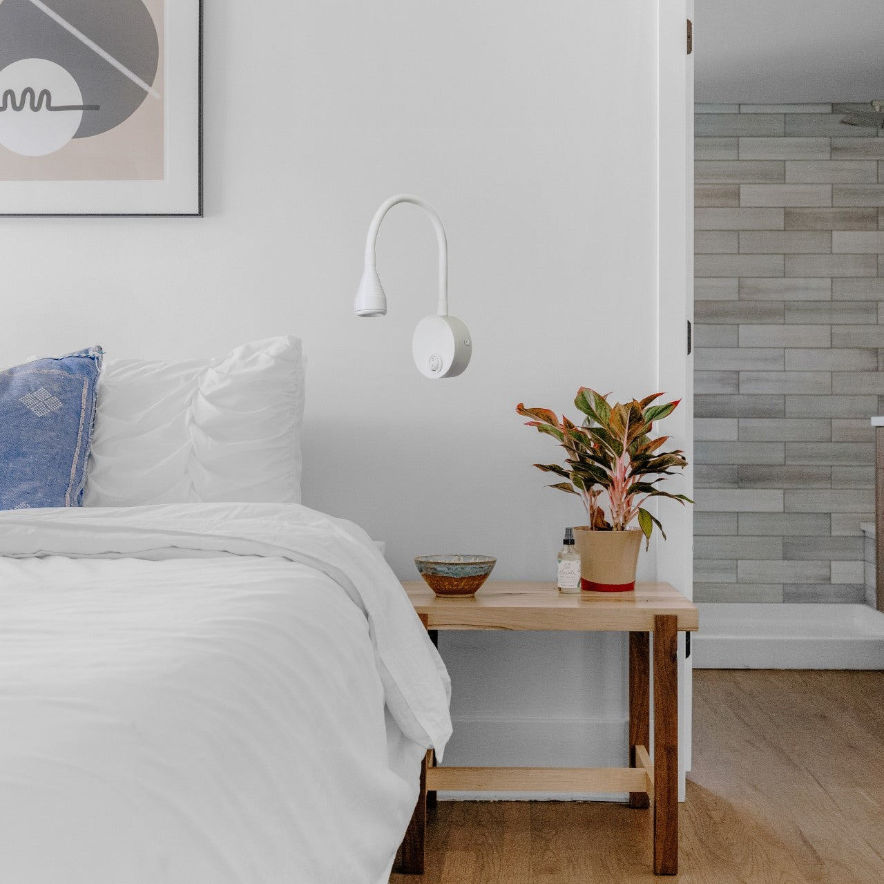 The white Stoney lamp consists of flexible light which can be tilted and adjusted on its own axis. The lamp base has a on/off switch making it ideal for a bedside reading lamp. Made of an aluminium body and powder coated white, the lamp with its simple design fits well into different spaces. Whether functional office or cosy home - the timeless lamp is  perfect for many types of use.